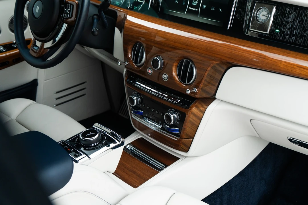 2022 Rolls-Royce Phantom - Image 23 of 31