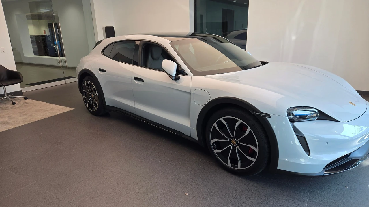 2022 Porsche Taycan 4S - Image 5 of 6