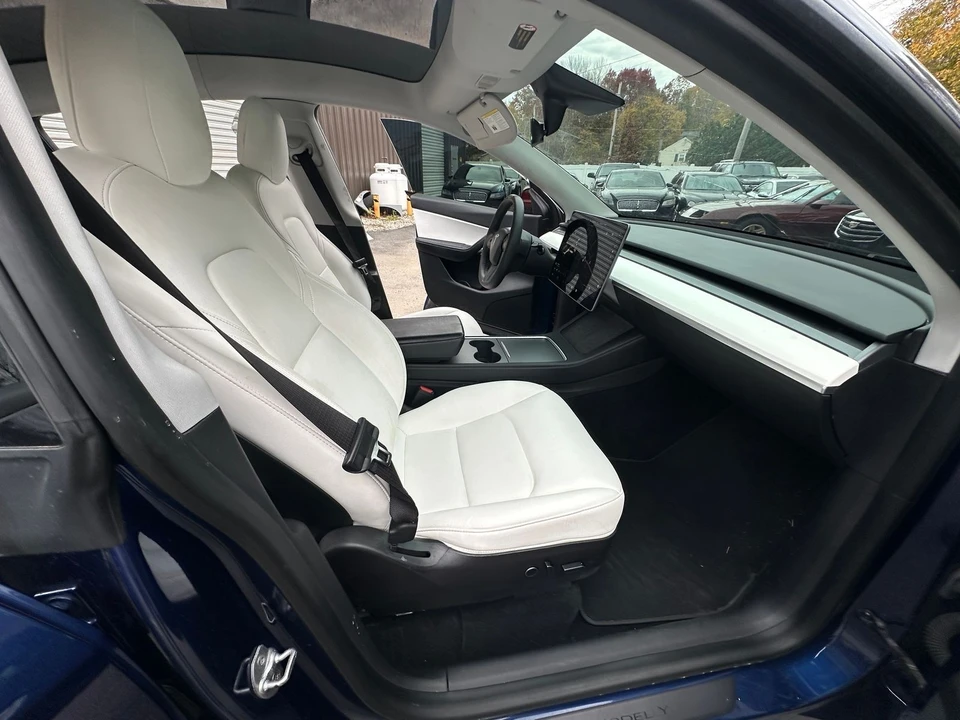2022 Tesla Model Y Performance - Image 14 of 17