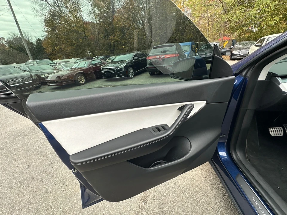 2022 Tesla Model Y Performance - Image 11 of 17