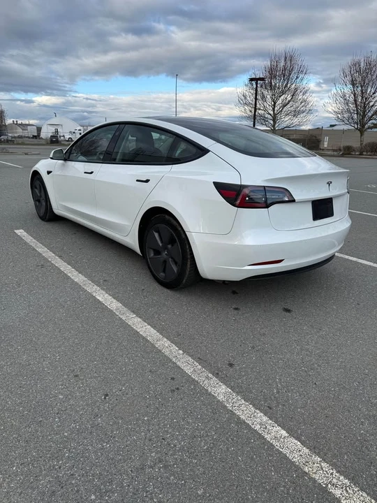 2022 Tesla Model 3 - Image 3 of 18
