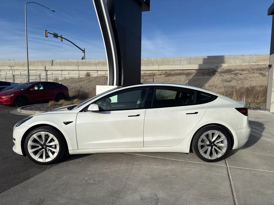 2022 Tesla Model 3 - Image 4 of 21