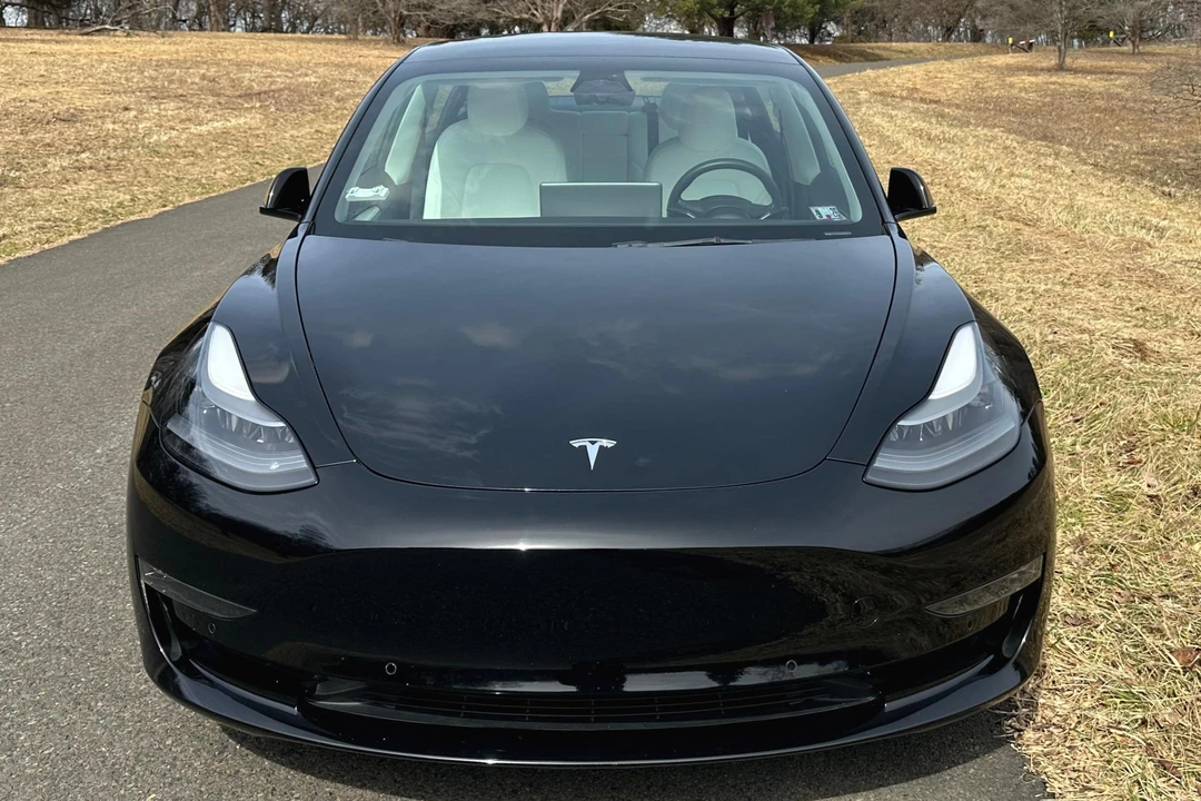 2022 Tesla Model 3 - Image 2 of 31