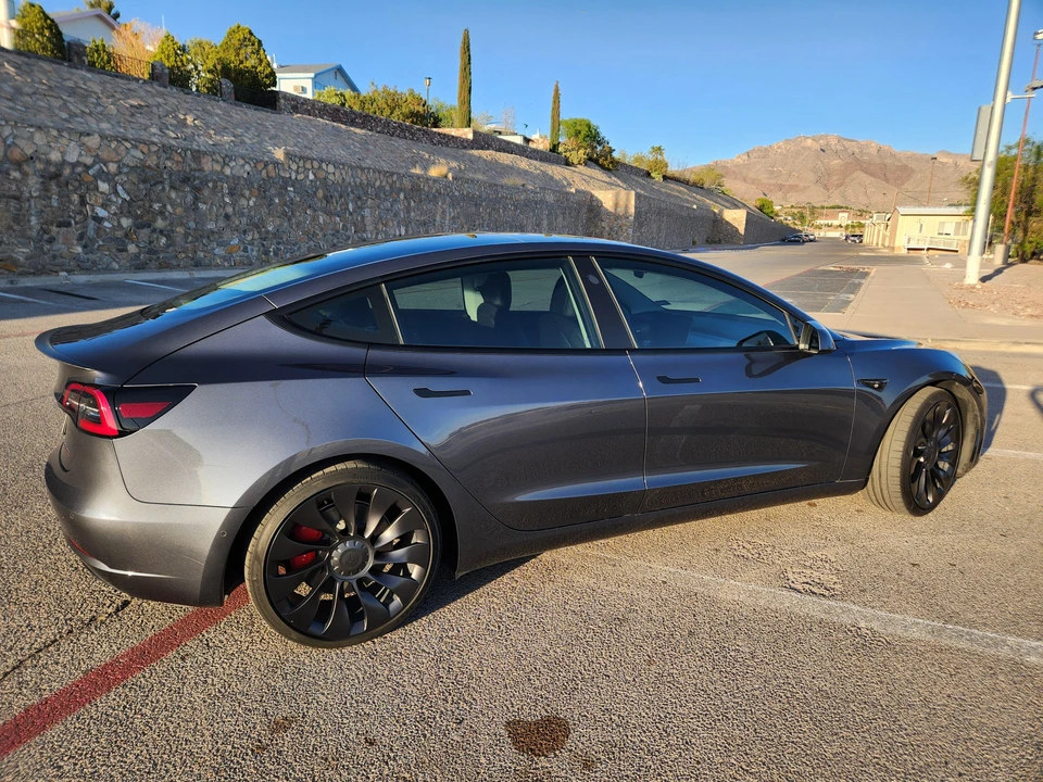 2022 Tesla Model 3 Performance - Image 28 of 31