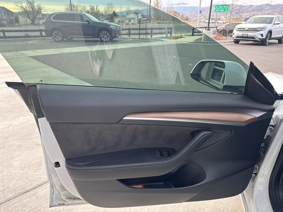 2022 Tesla Model 3 Performance - Image 7 of 21