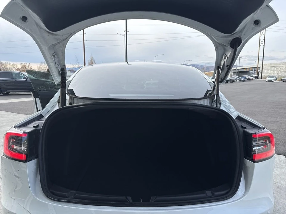 2022 Tesla Model 3 Performance - Image 16 of 21
