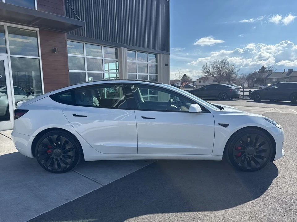 2022 Tesla Model 3 Performance - Image 9 of 21
