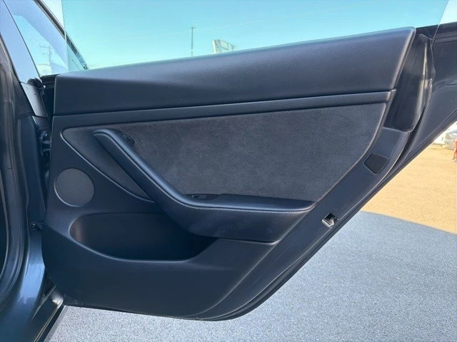 2022 Tesla Model 3 Performance - Image 17 of 21