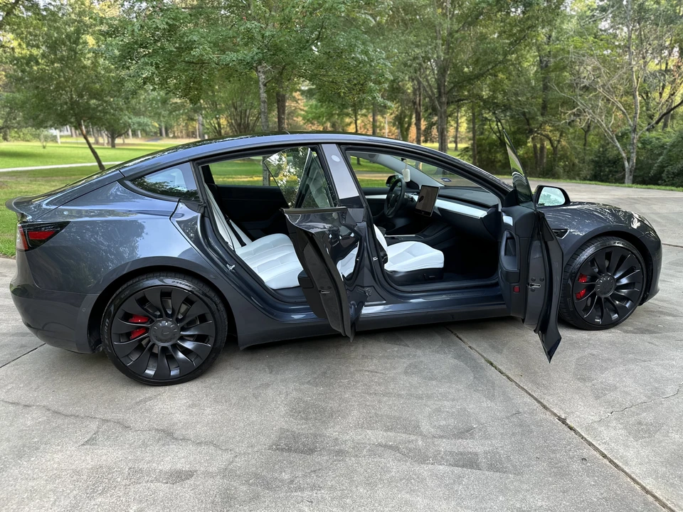 2022 Tesla Model 3 Performance - Image 11 of 31