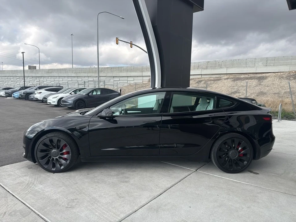 2022 Tesla Model 3 Performance - Image 5 of 21