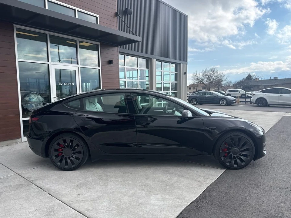 2022 Tesla Model 3 Performance - Image 9 of 21