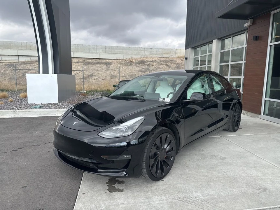 2022 Tesla Model 3 Performance - Image 4 of 21