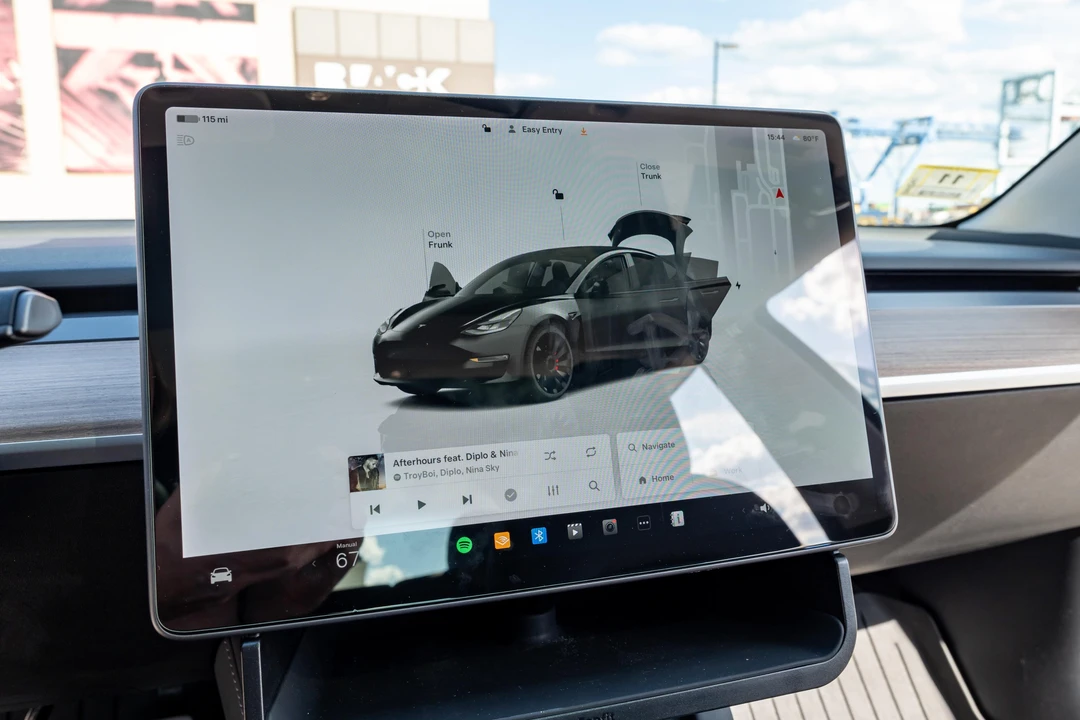 2022 Tesla Model 3 Performance - Image 25 of 31