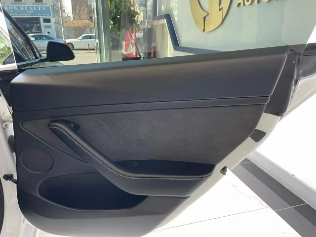 2022 Tesla Model 3 Performance - Image 19 of 28