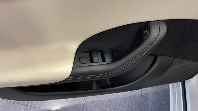 2022 Tesla Model S - Image 25 of 31