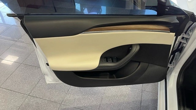 2022 Tesla Model S - Image 24 of 31