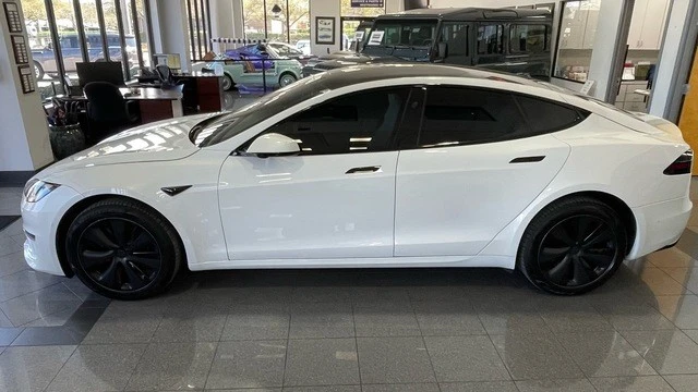 2022 Tesla Model S - Image 2 of 31