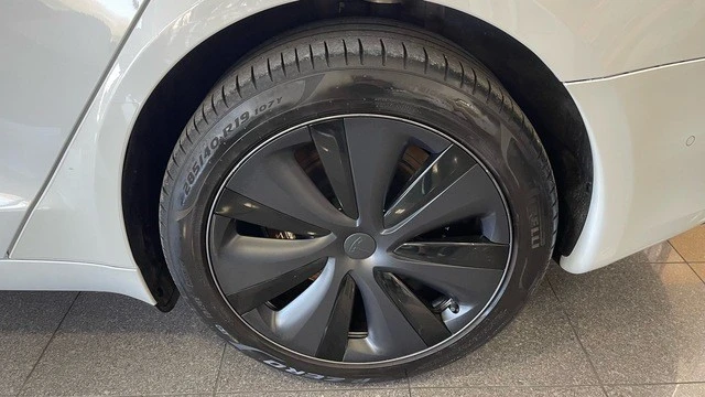 2022 Tesla Model S - Image 23 of 31