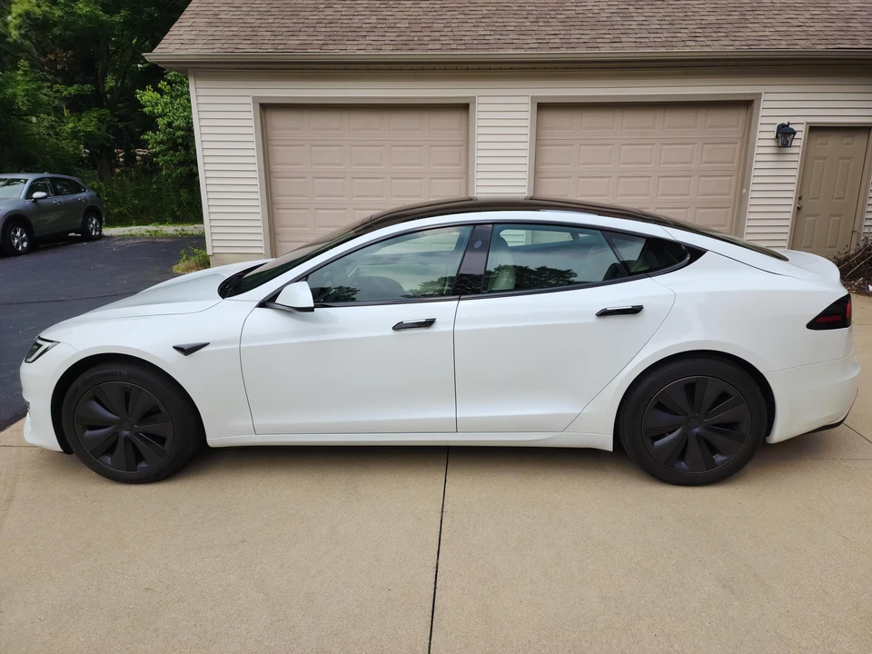 2022 Tesla Model S - Image 8 of 31
