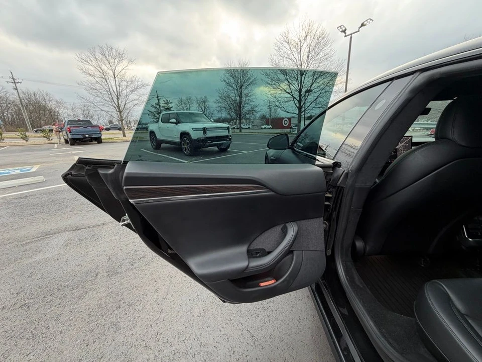 2022 Tesla Model S - Image 9 of 17