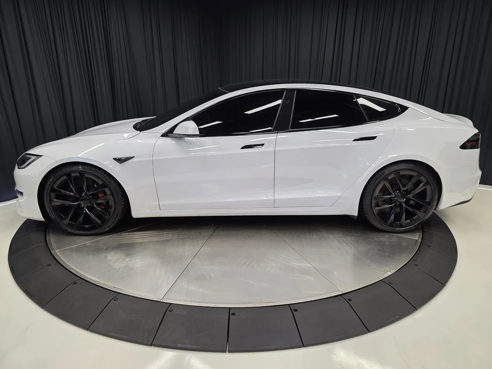 2022 Tesla Model S - Image 9 of 12
