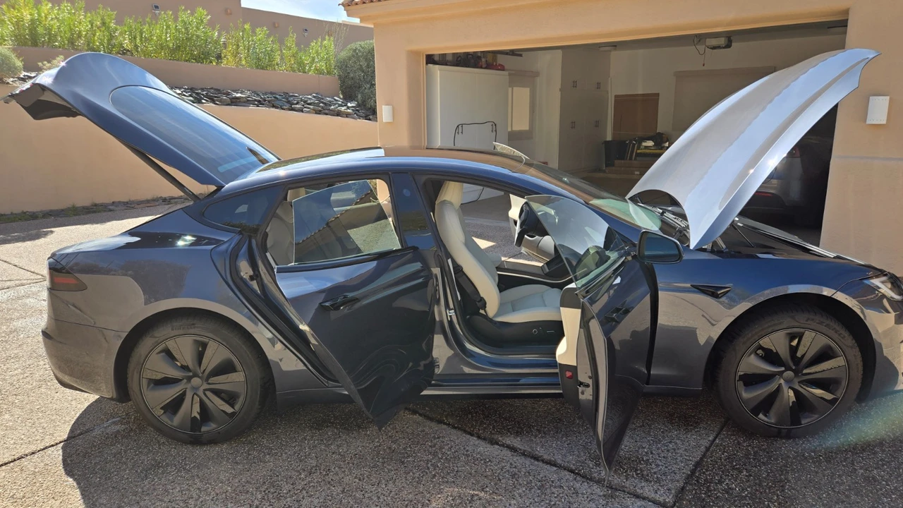 2022 Tesla Model S - Image 17 of 21
