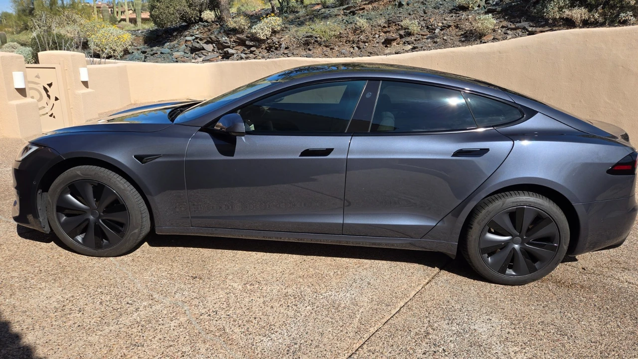 2022 Tesla Model S - Image 2 of 21