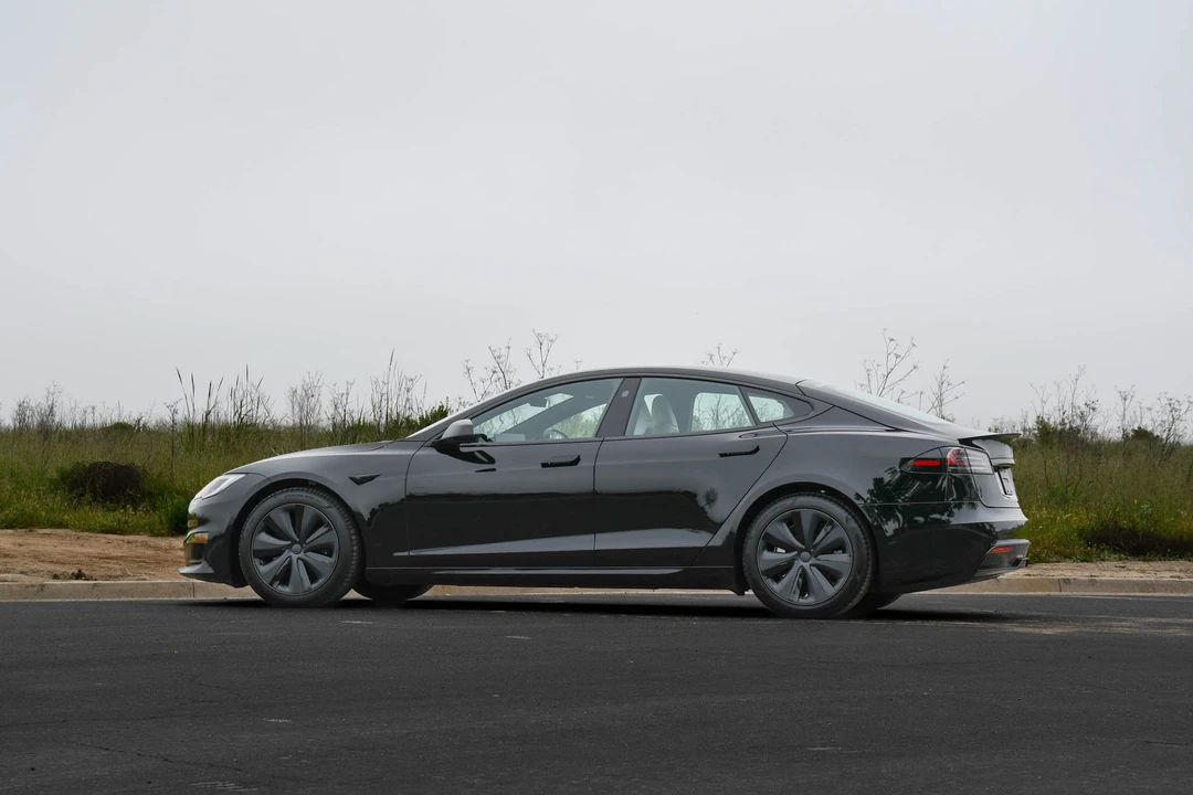 2022 Tesla Model S Plaid - Image 12 of 31