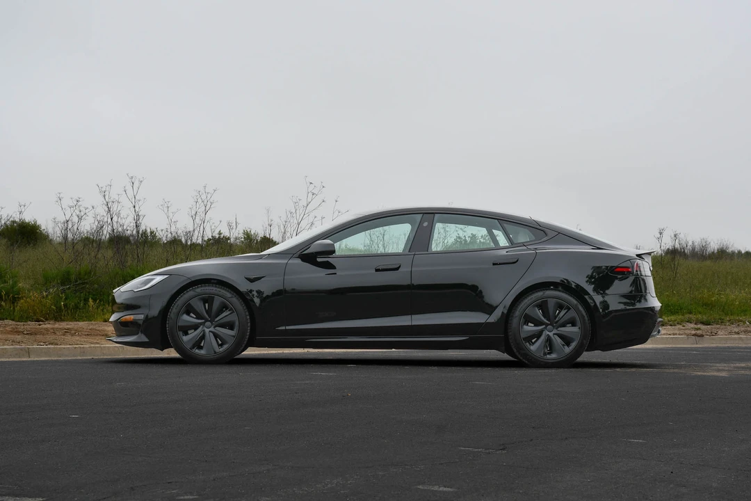 2022 Tesla Model S Plaid - Image 13 of 31