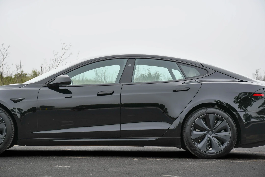2022 Tesla Model S Plaid - Image 14 of 31