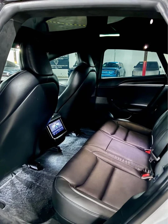 2022 Tesla Model S Plaid - Image 8 of 10