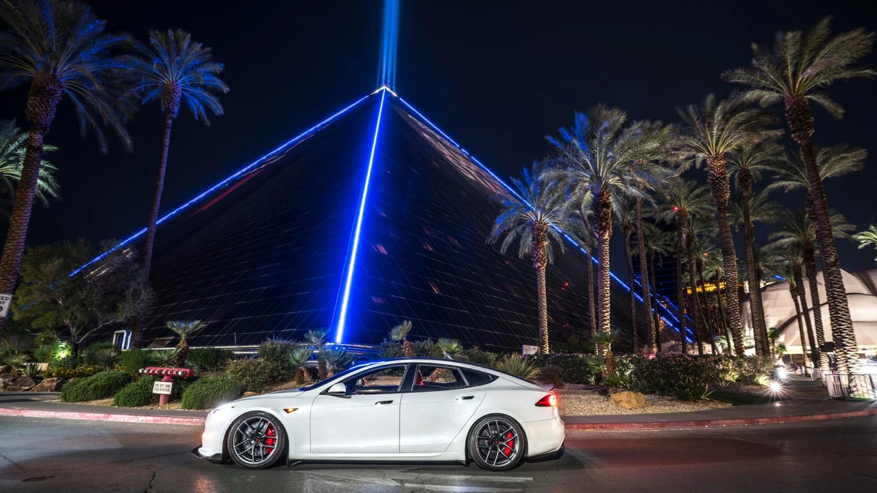 2022 Tesla Model S Plaid - Image 28 of 31