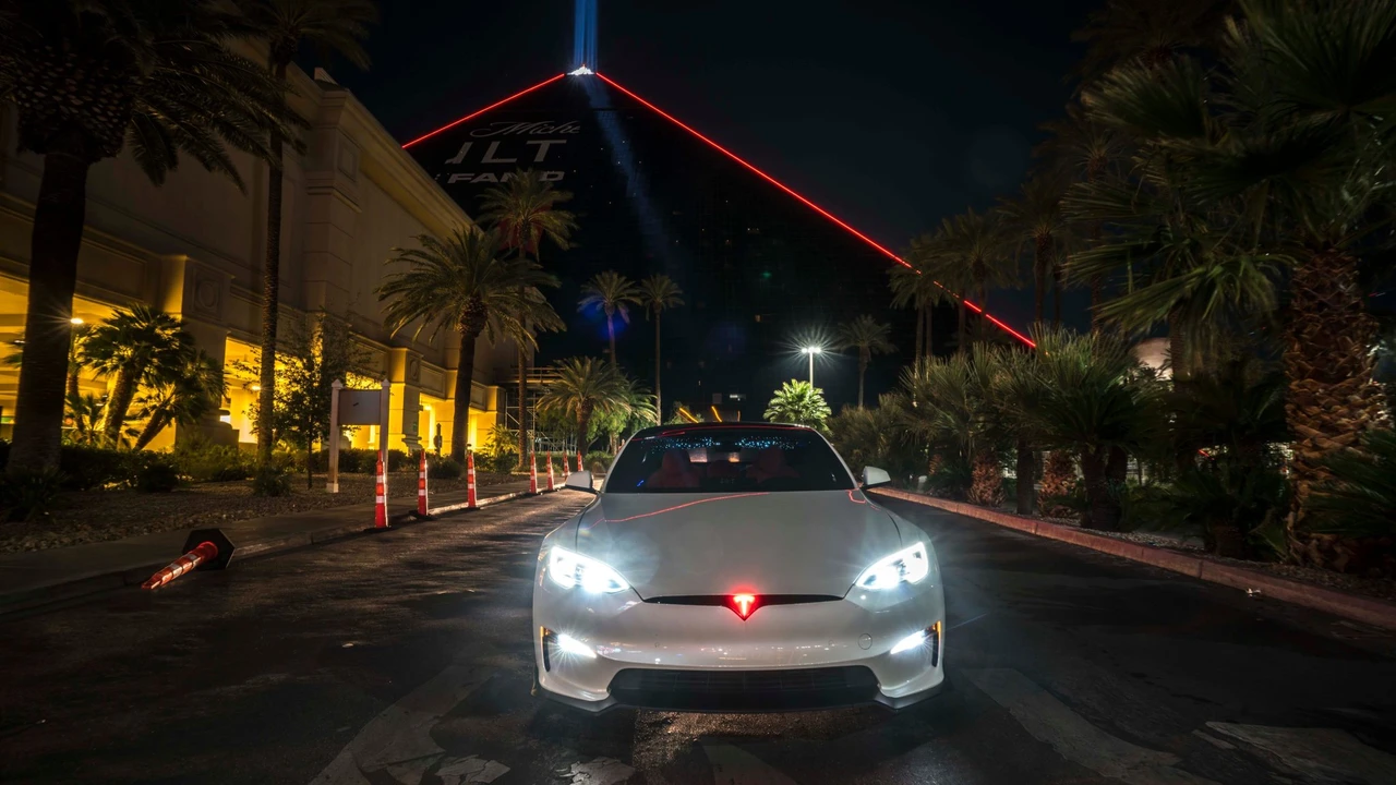 2022 Tesla Model S Plaid - Image 7 of 31