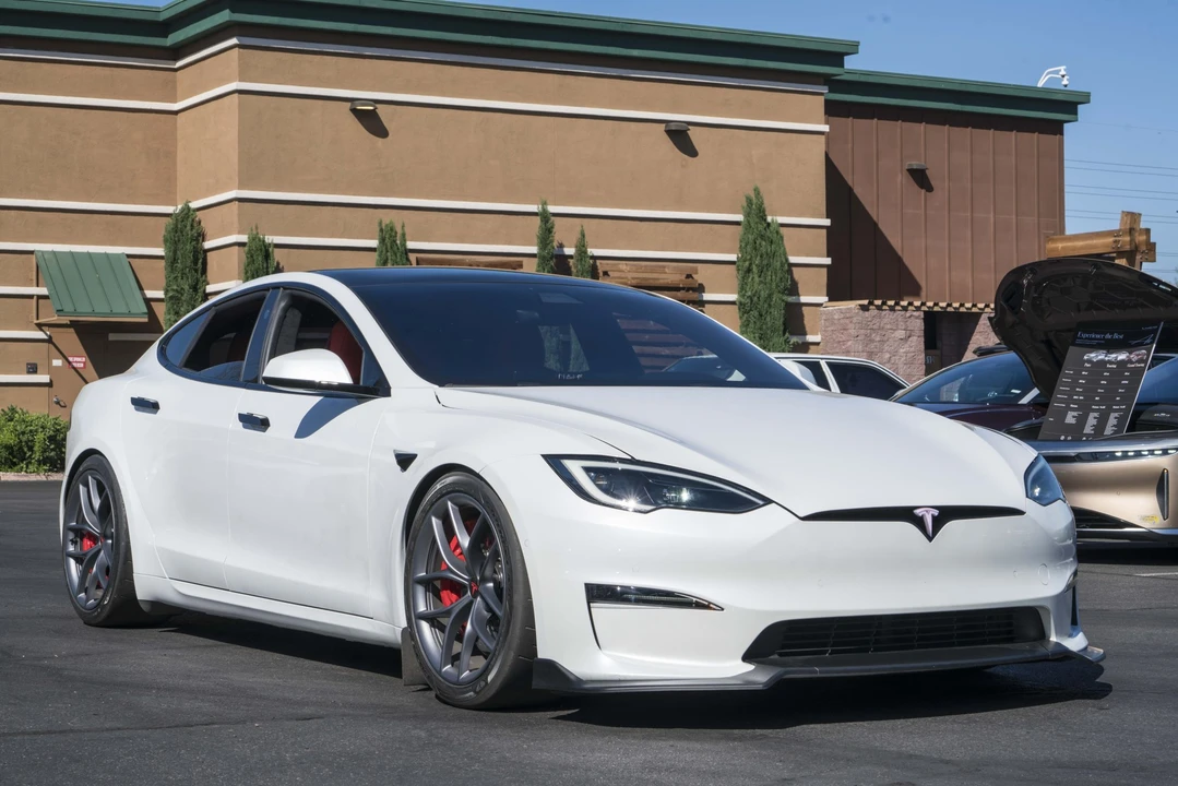 2022 Tesla Model S Plaid - Image 12 of 31