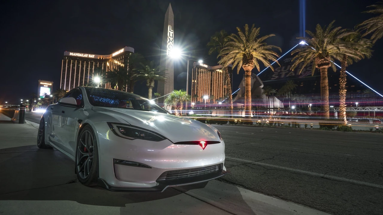 2022 Tesla Model S Plaid - Image 14 of 31