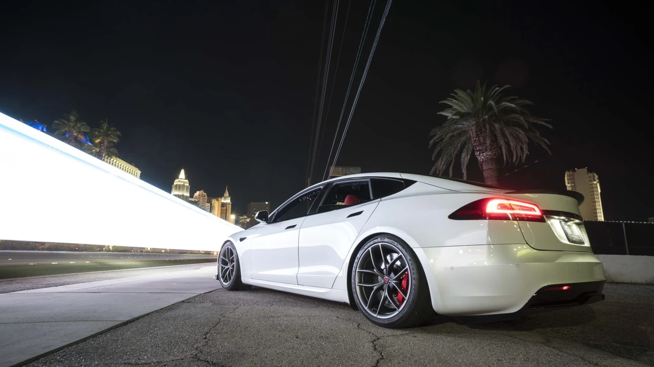 2022 Tesla Model S Plaid - Image 24 of 31
