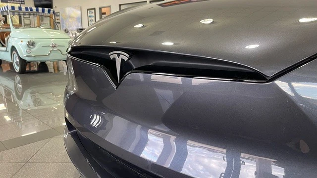 2022 Tesla Model X - Image 11 of 31