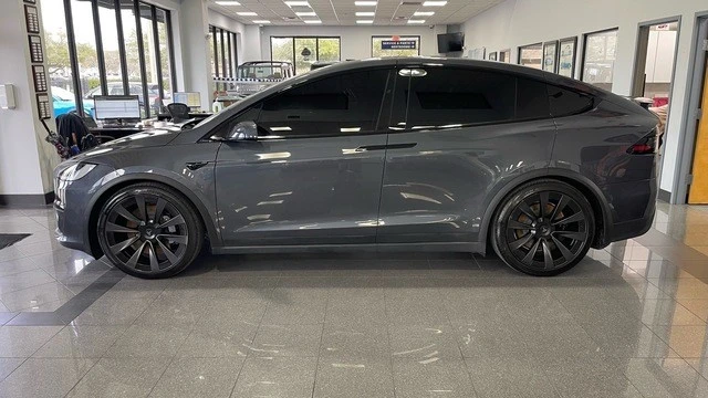 2022 Tesla Model X - Image 2 of 31