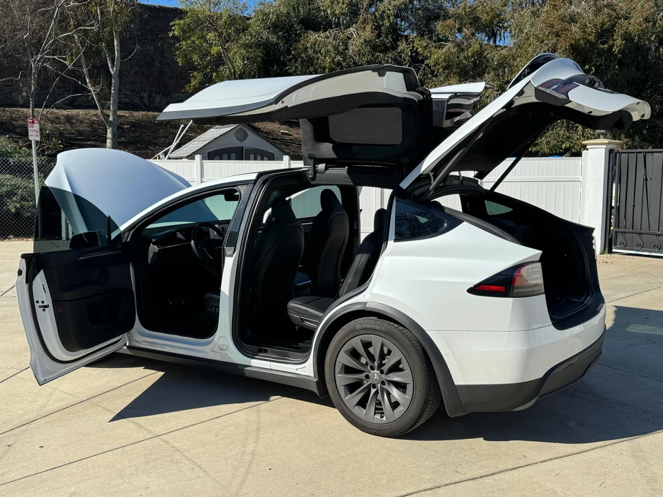 2022 Tesla Model X - Image 19 of 31