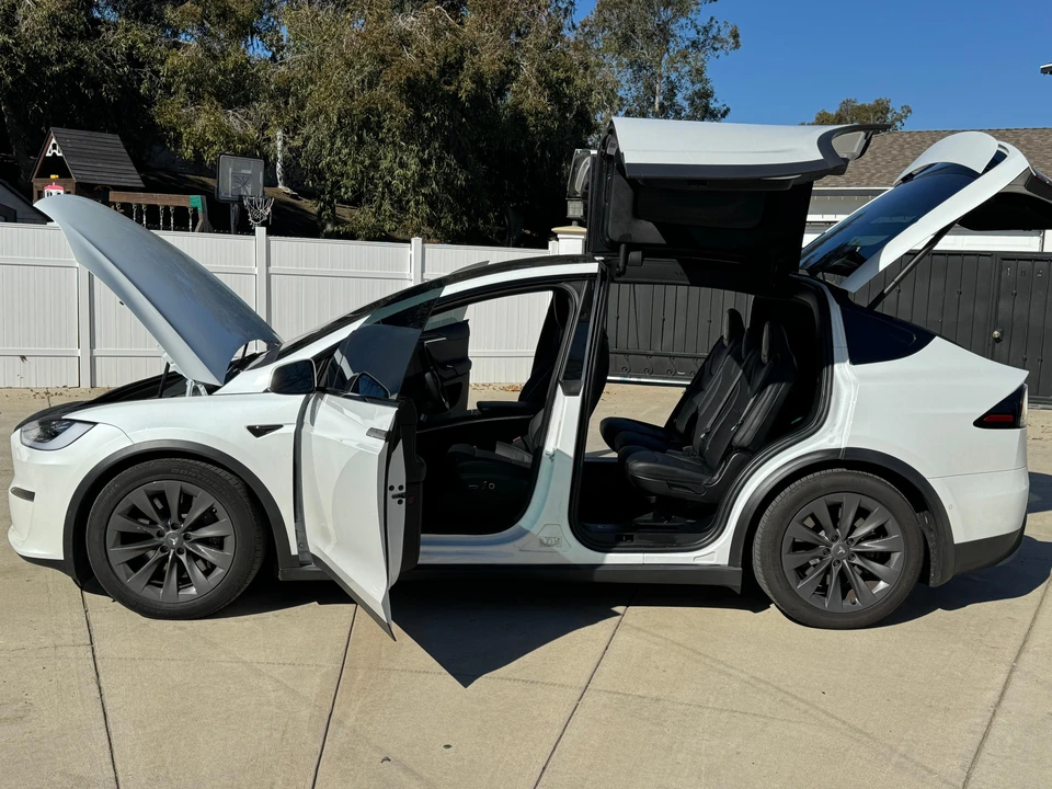 2022 Tesla Model X - Image 18 of 31