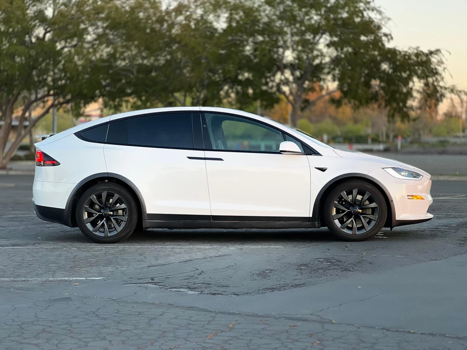 2022 Tesla Model X - Image 9 of 31