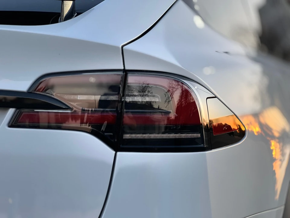 2022 Tesla Model X - Image 16 of 31