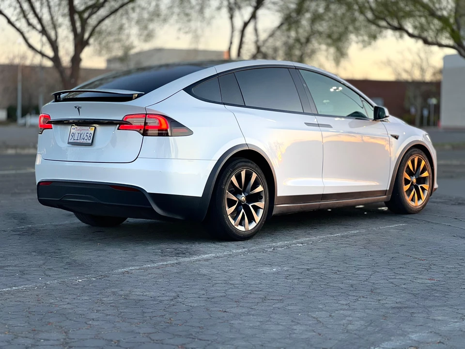 2022 Tesla Model X - Image 8 of 31