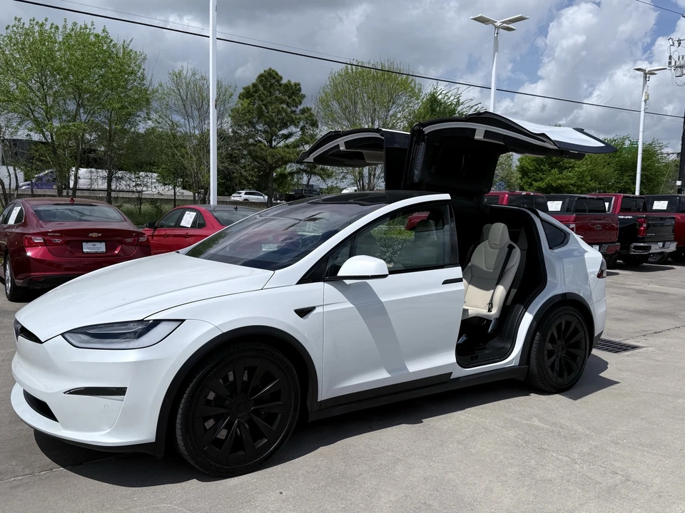 2022 Tesla Model X - Image 13 of 20