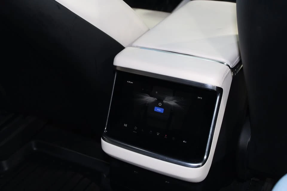 2022 Tesla Model X - Image 8 of 10