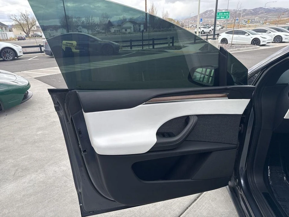 2022 Tesla Model X - Image 11 of 21
