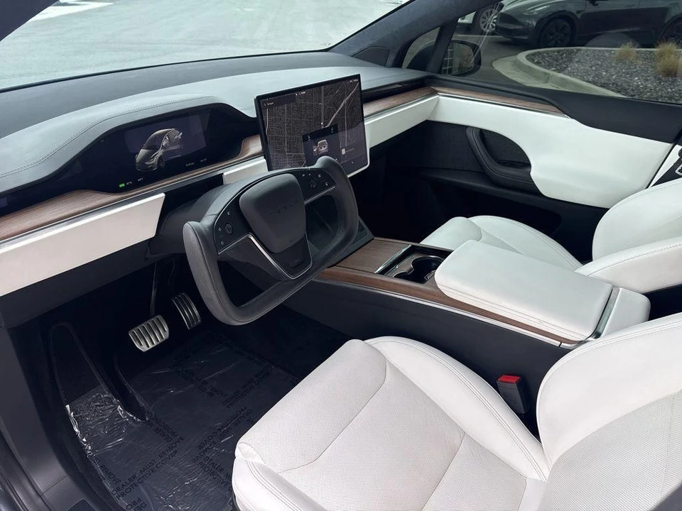 2022 Tesla Model X - Image 12 of 21