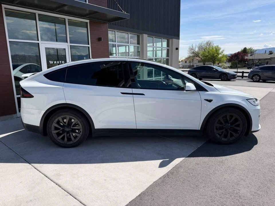 2022 Tesla Model X - Image 9 of 21