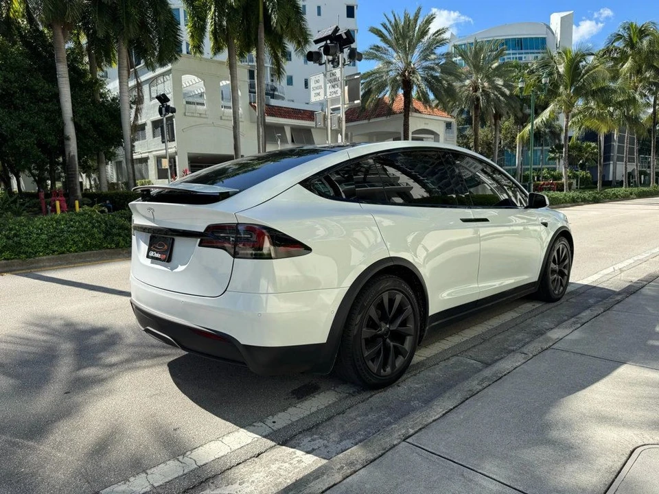 2022 Tesla Model X - Image 9 of 12