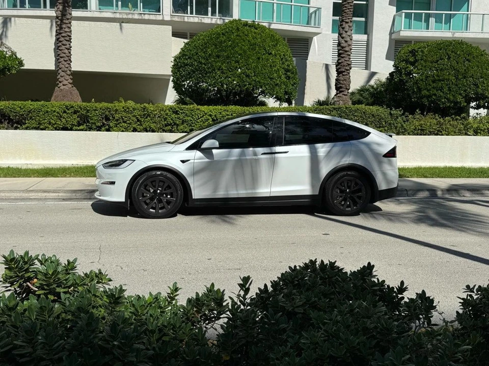 2022 Tesla Model X - Image 11 of 12